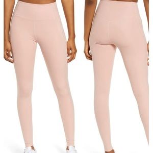 Girlfriend Collective - high-waist leggings with pockets in Misty Rose (Medium)